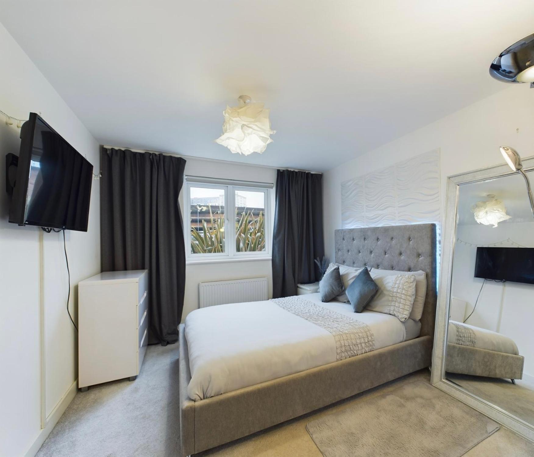 Modern 2 Bed City Apartment With Private Parking Swansea Exteriér fotografie